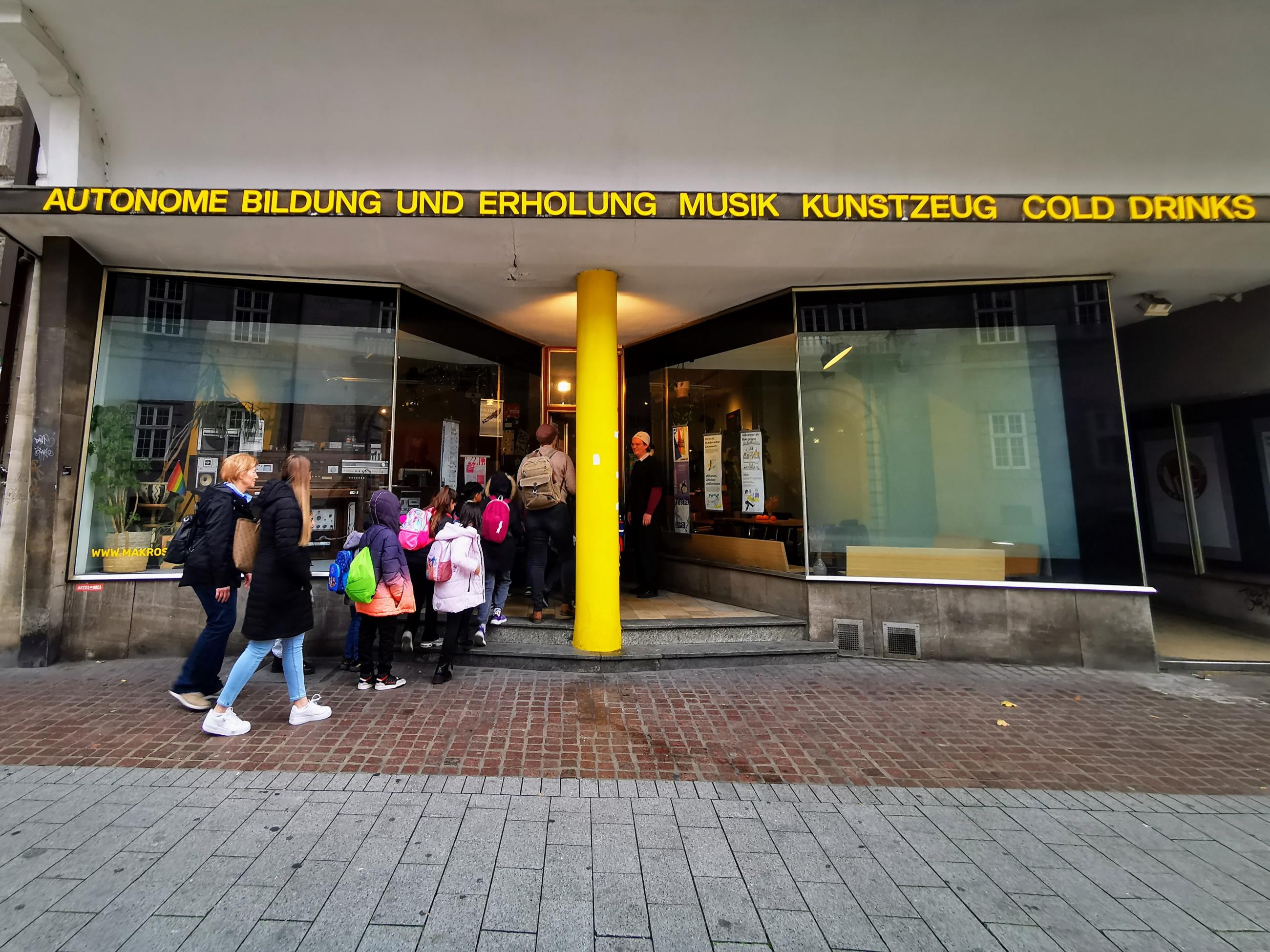 Kinder der Grundschule an der Zunftmeisterstraße besuchen das Makroscope.