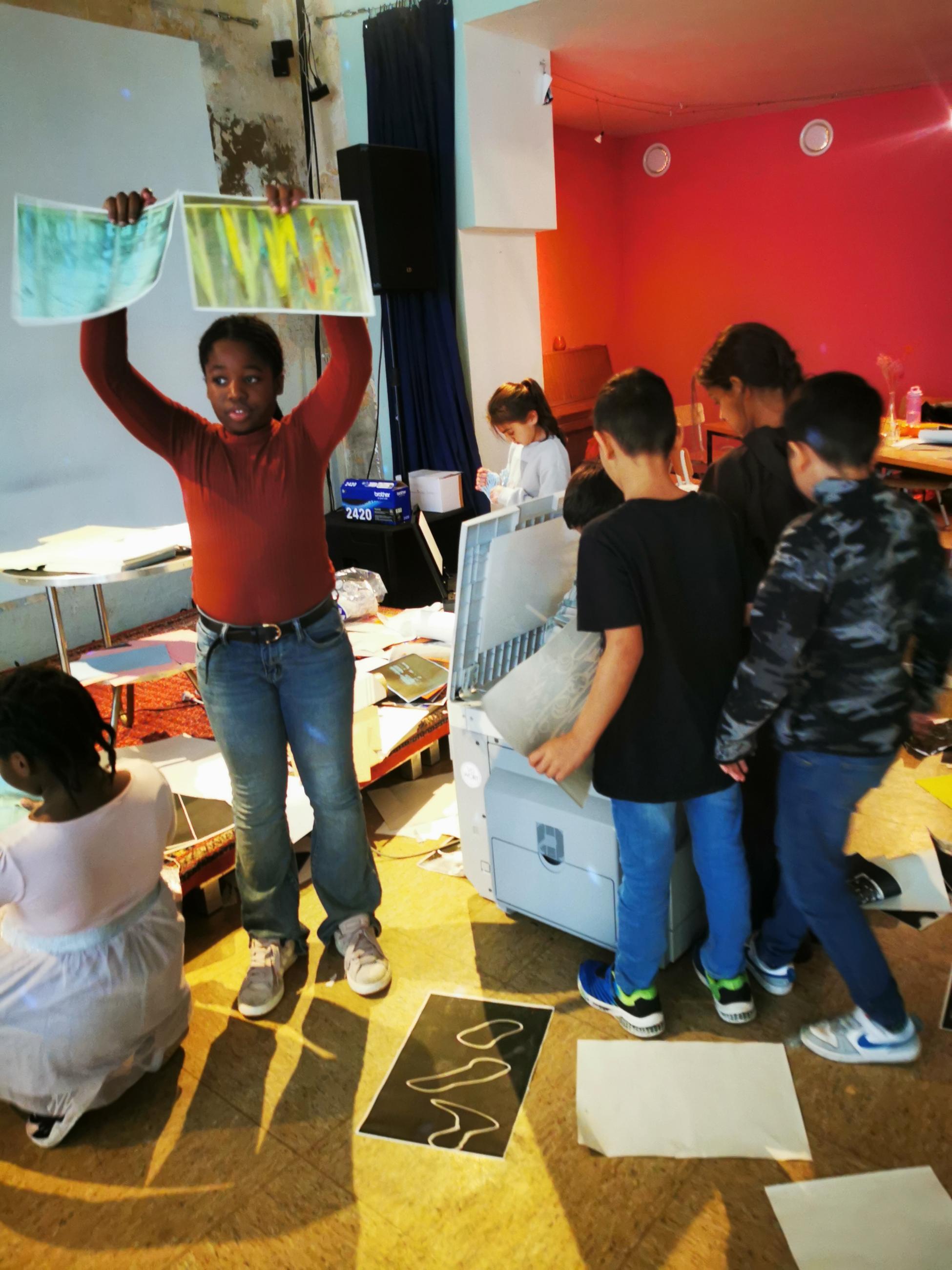 Kinder der Grundschule an der Zunftmeisterstraße zu Besuch im Makroscope.
