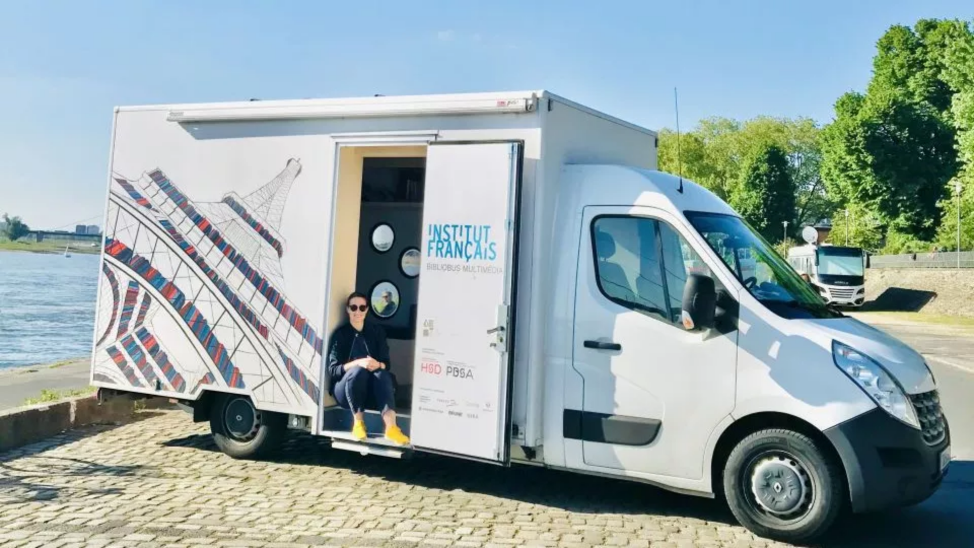 Auf dem Bild ist der Bibliobus des Institut Français abgebildet 