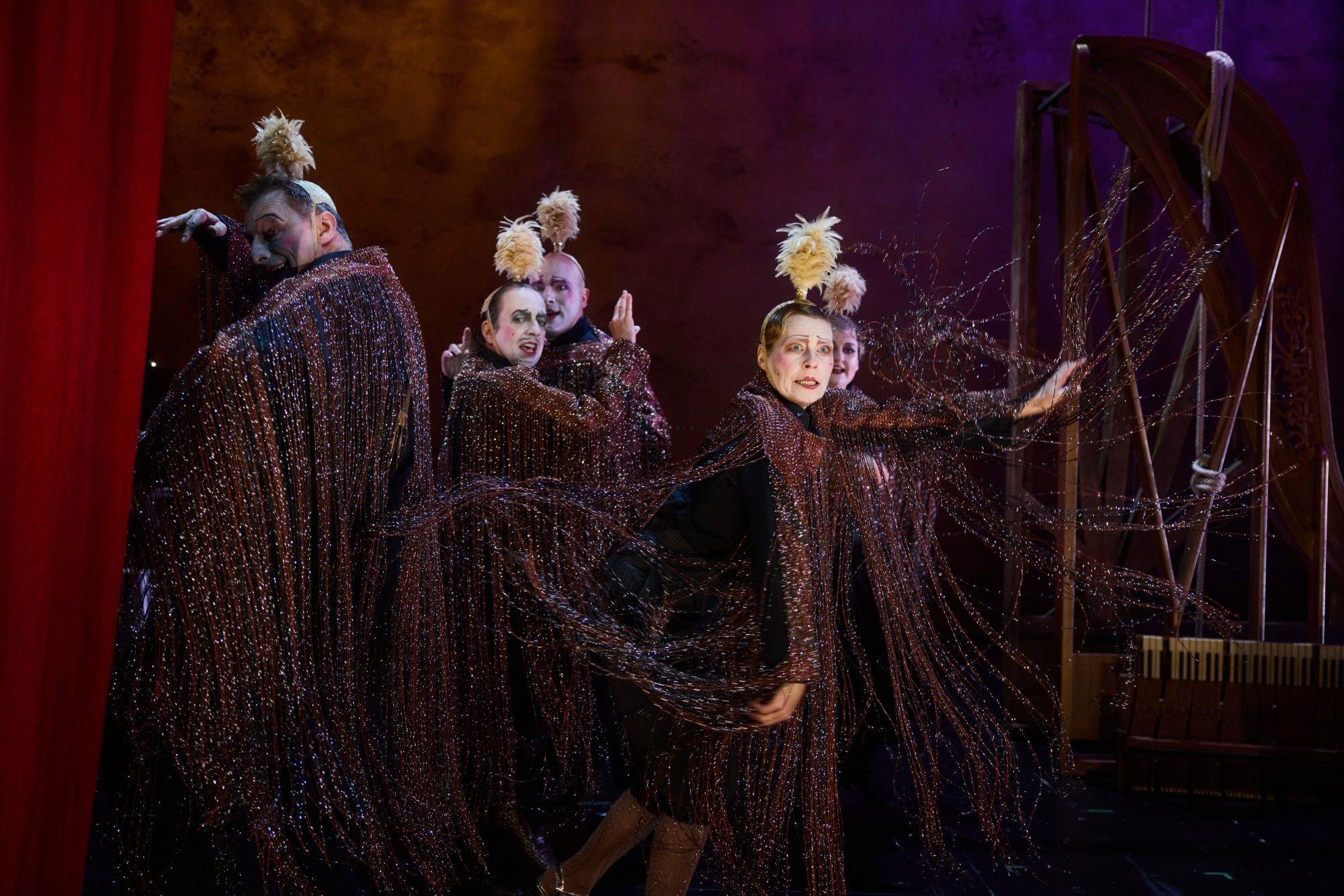 Ein Szenenbild des Stückes "Play Auerbach!" von Avishai Milstein in der Inszenierung der Münchner Kammerspiele. Zu sehen sind fünf kostümierte Schauspieler*innen auf der Bühne. Foto: c Julian Baumann