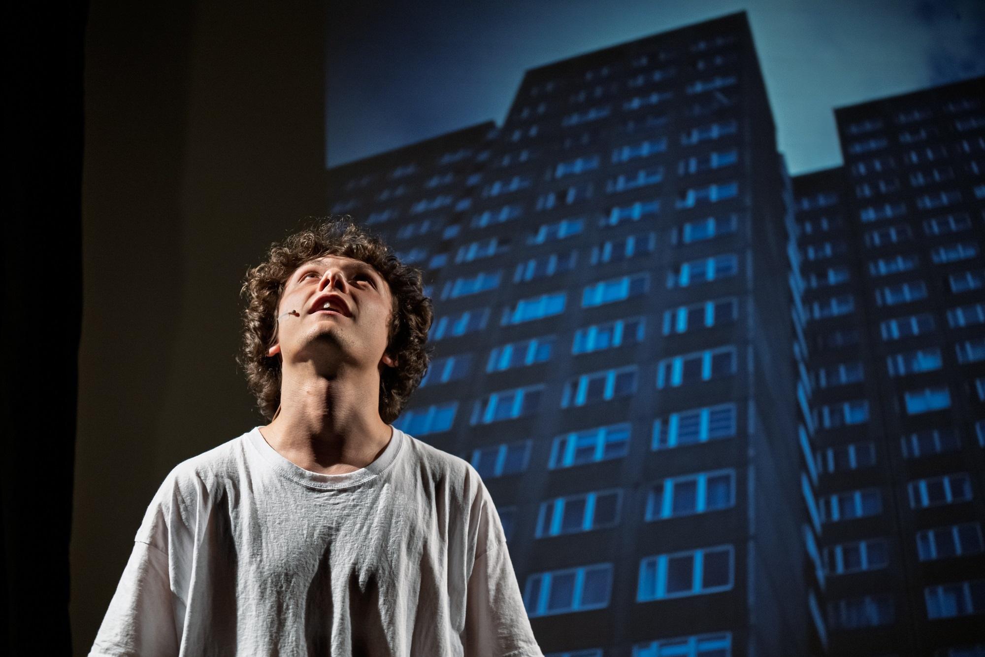 Ein Szenenbild des Stückes "Heute Nacht um 03.45 Uhr" von Uta Bierbaum in der Inszenierung des ATZE Musiktheater, Berlin. Foto: c Jörg Metzner