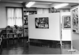 <p><span>Blick in das „Kunstkabinett“ der Stadtbücherei in den 1960er-Jahren, Fotografie, Stadtarchiv</span></p>