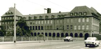<p><span>Im Februar 1970 bezieht das Museum einen eigenen Gebäudeteil in der Leineweberstraße 1 an der Schlossbrücke, Fotografie, Stadtarchiv</span></p>