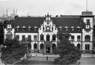 <p><span>Historische Aufnahme der 1897 im historistischen Stil erbauten Mülheimer Hauptpost, um 1930, Fotografie, Stadtarchiv</span></p>