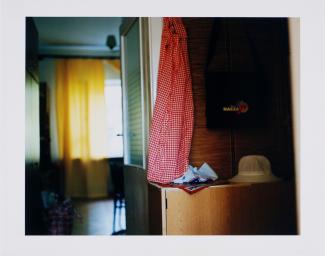 <p><span>Jeanne Faust ist eine deutsche Fotografin und Videokünstlerin. Sie studierte an der Hochschule für Bildende Künste Hamburg.&nbsp;Dort übernahm sie 2009 die Professur für Mixed Media.&nbsp;</span><br><span>Faust arbeitet in ihren Fotografien konzeptuell entlang ihrer eigenen Videoproduktionen. Sie nennt diese Fotografien Zubilder, womit sie ihr Konzept bereits offen legt: die Bilder sind nicht etwa Filmstills ihrer Videos, sondern zeigen vielmehr Szenen, die im Film nicht vorkommen. Das Setting und auch die Schauspieler*innen aus den Filmen sind zwar auch auf den Fotografien zu sehen, aber die Szene existiert nicht im Film. Dadurch fühlt sich der Betrachtende einerseits an den Film erinnert, kann andererseits jedoch auch andere Assoziationen abrufen, die sich in seinem persönlichen oder dem kollektiven Gedächtnis befinden.&nbsp;</span></p>