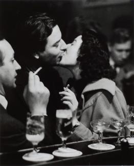 Chargesheimer, An der Theke, küssendes Paar, 1957, Fotografie, Kunstmuseum Mülheim an der Ruhr