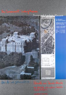 <p>Das Künstlerpaar Christo und Jeanne-Claude ist vor allem durch seine Verhüllungsprojekte öffentlicher Gebäude und Wahrzeichen bekannt geworden. Sie bewegten sich damit in der Tradition des Surrealisten Marcel Duchamp, der als einer der ersten Künstler das Verschleiern und Verrätseln von Objekten zur künstlerischen Disposition stellte.&nbsp;</p><p>Bei der Reichstagverhüllung 1995 entstanden zahlreiche Aufnahmen des von Christo und Jeanne-Claude verhüllten Regierungsgebäudes, die später von den beiden Künstlern zu Plakaten weiterverarbeitet und signiert wurden. Eine Planskizze der Künstler ist in diesem Fall dem Plakat beigefügt und auf den Stoff, mit dem der Reichstag verhüllt worden ist, geklebt worden. Damit stellen sie sich in die ebenfalls surrealistische Tradition, aus Zufalls- und Abfallprodukten neue Kunst zu erschaffen.</p>