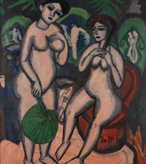 <p><span>Die mit Nachlassstempel versehene Seite des Gemäldes zeigt eine intime Interieurszene: „Zwei Frauenakte“ präsentieren sich vor einem Paravent in Kirchners Berliner Atelier. Die maskenhaften Gesichter erinnern an afrikanische und ozeanische Plastik. Beeinflusst durch die Kunst Paul Gauguins und inspiriert von der Sehnsucht nach dem Exotisch-Fremden setzte sich der „Brücke“-Künstler mit außereuropäischer Kultur auseinander.</span></p><p><span>Expressiv-farbig thematisiert er auf der anderen Bildseite die Nacktheit im Freien als sinnliche Erfahrung: Zwischen hohen Tannen und zerklüfteten Felsen erfrischen sich die „Badenden“ – seine Lebensgefährtin Erna Schilling, deren Schwester Gerda und die Ausdruckstänzerin Nina Hardt – ungezwungen und hüllenlos im kühlen Quellwasser. Nach einem Zusammenbruch infolge des Ersten Weltkriegs suchte Kirchner in der Abgeschiedenheit der Schweizer Bergwelt um Davos nach Erholung und neuen Impulsen.</span></p>
