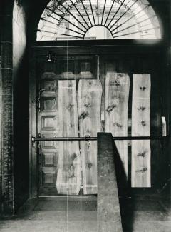 Die von innen verbarrikadierte Tür während des Rathaussturmes, nachdem sie eingeschlagen worden war, April 1923.