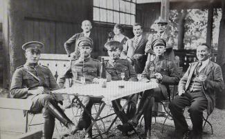 Vier uniformierte Beamte der Schutzpolizei aus dem Ruhrgebiet im oberschlesischen 
Exil, 1923/1924.