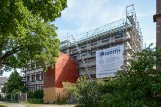 Sanierung des Kunstmuseums: Eingerüstete Fassade mit Fluchtturm