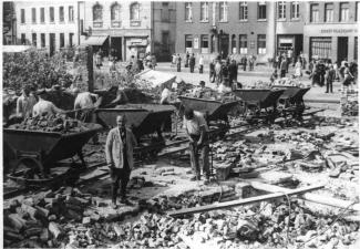Abbildung 9: Schuttbeseitigung mit Loren auf Schienen am Rathausmarkt von Mülheim
