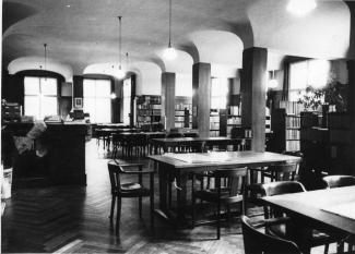 Lesesaal der Stadtbücherei um 1930 