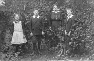 Katharina Sandmann (Dritte von links) mit ihren Geschwistern (von links) Anita, Bernhard und Herbert