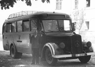 Umlackierter Postbus für den Transport von Kranken zur NS-Tötungsanstalt Hartheim