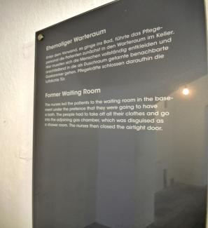 Informationstafel in der Gedenkstätte Pirna-Sonnenstein zum ehemaligen Warteraum der NS-Tötungsanstalt