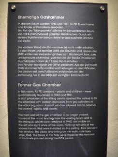 Informationstafel in der Gedenkstätte Pirna-Sonnenstein zur ehemaligen Gaskammer der NS-Tötungsanstalt
