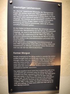 Informationstafel in der Gedenkstätte Pirna-Sonnenstein zum ehemaligen Leichenraum der NS-Tötungsanstalt