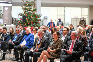 Vergabe des Ruhrpreises für Kunst und Wissenschaft 2022 in der Kundenhalle der Sparkasse. Abgelichtet sind Ehrengäste und das Publikum.
