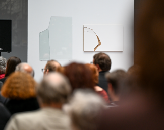 Vergabe des Ruhrpreises für Kunst und Wissenschaft 2022 in der Kundenhalle der Sparkasse. Ein Blick auf die Gäste und projizierte Kunstwerke des Künstlers Alexander Voß.
