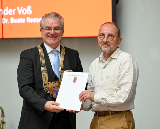 Vergabe des Ruhrpreises für Kunst und Wissenschaft 2022 in der Kundenhalle der Sparkasse. OB Marc Buchholz überreicht dem Künstler Alexander Voß die Urkunde.