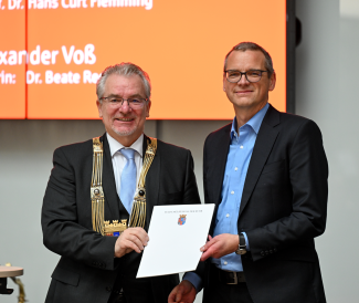 Vergabe des Ruhrpreises für Kunst und Wissenschaft 2022 in der Kundenhalle der Sparkasse. OB Marc Buchholz überreicht dem Wissenschaftler Prof. Dr. Torsten C. Schmidt die Urkunde.