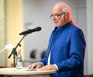 Vergabe des Ruhrpreises für Kunst und Wissenschaft 2022 in der Kundenhalle der Sparkasse. Prof. Dr. Hans-Curt Flemming hält die Laudatio auf den Wissenschaftler Prof. Dr. Torsten C. Schmidt.