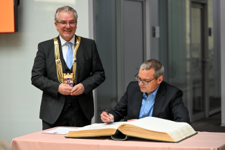 Vergabe des Ruhrpreises für Kunst und Wissenschaft 2022 in der Kundenhalle der Sparkasse. Prof. Dr. Torsten C. Schmidt beim Eintrag ins Goldene Buch.