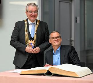 Vergabe des Ruhrpreises für Kunst und Wissenschaft 2022 in der Kundenhalle der Sparkasse. Prof. Dr. Torsten C. Schmidt mit dem Goldenen Buch und OB Marc Buchholz.