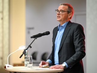 Vergabe des Ruhrpreises für Kunst und Wissenschaft 2022 in der Kundenhalle der Sparkasse. Prof. Dr. Torsten C. Schmidt am Rednerpult.