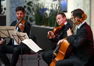Vergabe des Ruhrpreises für Kunst und Wissenschaft 2022 in der Kundenhalle der Sparkasse. Musikalische Untermalung vom Trio Estodé mit Tobias Sykora, Philipp Wenger und Albert Khametov.