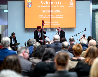 Vergabe des Ruhrpreises für Kunst und Wissenschaft 2022 in der Kundenhalle der Sparkasse. Musikalische Untermalung vom TRIOBRAVO mit Thomas Busch, Konstantin Wienstroer und Stefan Lammert.
