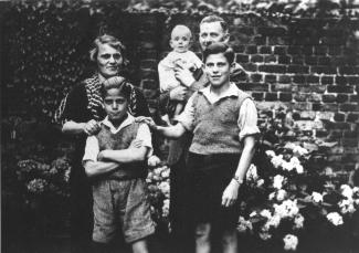 Regina und Wilhelm Jaegers mit ihren Kindern Günther, Kurt und Rolf