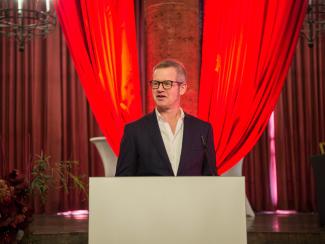 Der Künstler Matthias Meyer hat den Ruhrpreis für Kunst und Wissenschaft 2023 erhalten und bedankt sich bei der Stadt Mülheim und der Sparkasse.