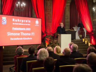 Vergabe des Ruhrpreises für Kunst und Wissenschaft 2023 in der Stadthalle. Jörg Schlüter halt die Laudatio auf die Ruhrpreisträgerin Simone Thoma (verstorben).
