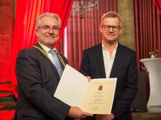 Oberbürgermeister Marc Buchholz übergibt den Ruhrpreis an den Künstler Matthias Meyer.