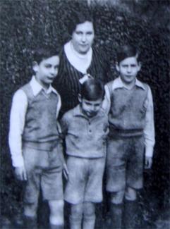 Jeanette Gutmann mit ihren Kindern Hans-Josef, Fritz und Kurt Gutmann