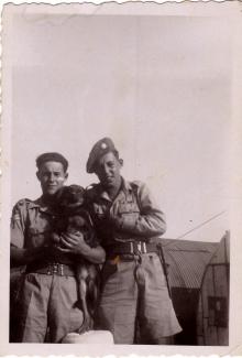 Kurt Gutmann, rechts im Bild, mit einem Kameraden der britischen Armee