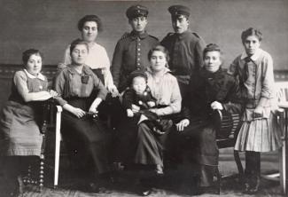 Familie Grünenbaum mit Frieda Heimann (geborene Heimann, zweite von links)