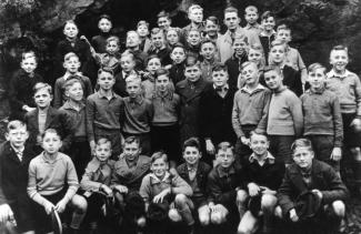 Gerhard Hirsch mit seinen Mitschülern (dritte Reihe von oben, fünfter von links), Mittelschulklasse 1b, Herbst 1935