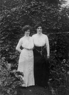 Berta Kempenich und ihre Schwester Amalie Rosenbaum, beide gebürtig Wolf.