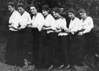Von links nach rechts: Freundin der Familie Wolf, Amalie Rosenbaum, Berta Kempenich, Hermine Pollmeier, Helene Kipper, Hedwig Aussem, Freundin der Familie Wolf