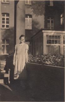 Anna Lehnkering vor dem Krankenhaus, in dem sie 1935 zwangssterilisiert wurde