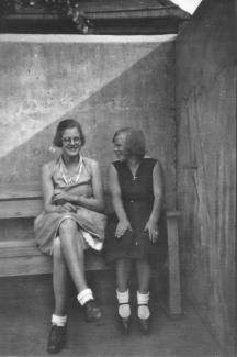 Die 17-jährige Anna Lehnkering mit ihrer Freundin Hedwig, 1932