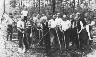 Jüdische Männer bei Kanalisationsarbeiten im Broicher Wald im Sommer 1941 (Zwangsarbeit)