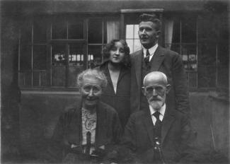 Hermann Meynen (hinten rechts), vor ihm sitzen seine Eltern Anna Catharina Gertrud und Gustav Meynen
