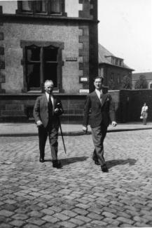 Karl Pless und sein Sohn Herbert auf dem Weg zum Sabbat-Gottesdienst in der Synagoge 1933