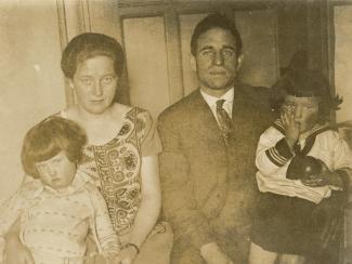 Arthur Rosenbaum mit seiner Frau Mathilde und seinen Töchtern, 1928
