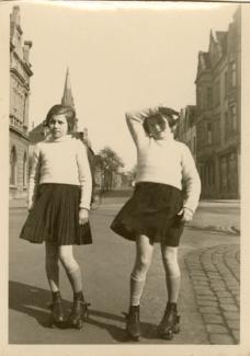 Hanne Lore (links) und Inge Rosenbaum (rechts) beim Rollschuhfahren am Rathausplatz 1934