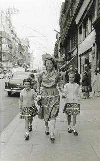 Inge Rosenbaum mit ihren Töchtern Monique und Lorie 1958 in Brüssel